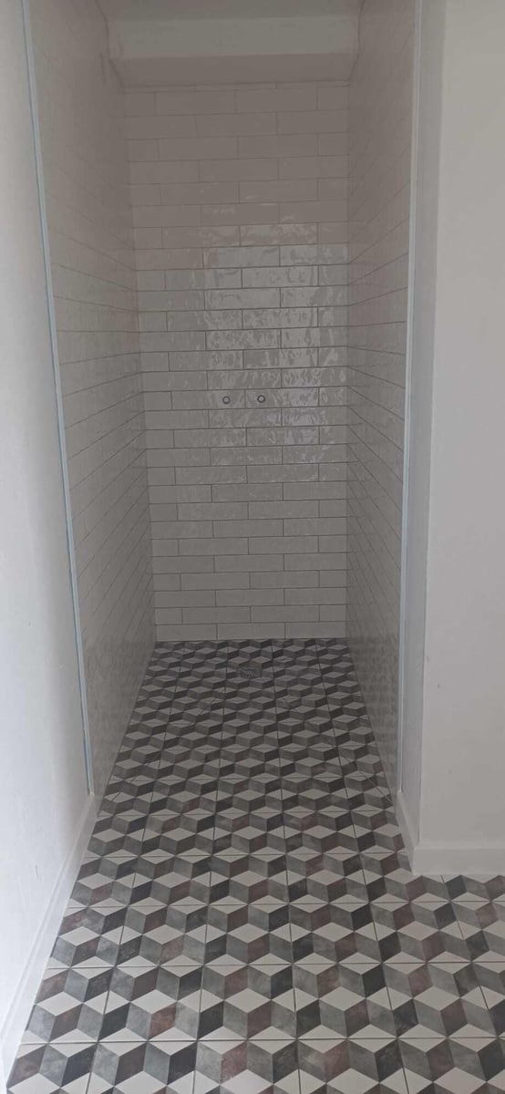 Exemple de création de douche à litalienne avec pose dimitation zellige, et sol imitation carreaux de ciment