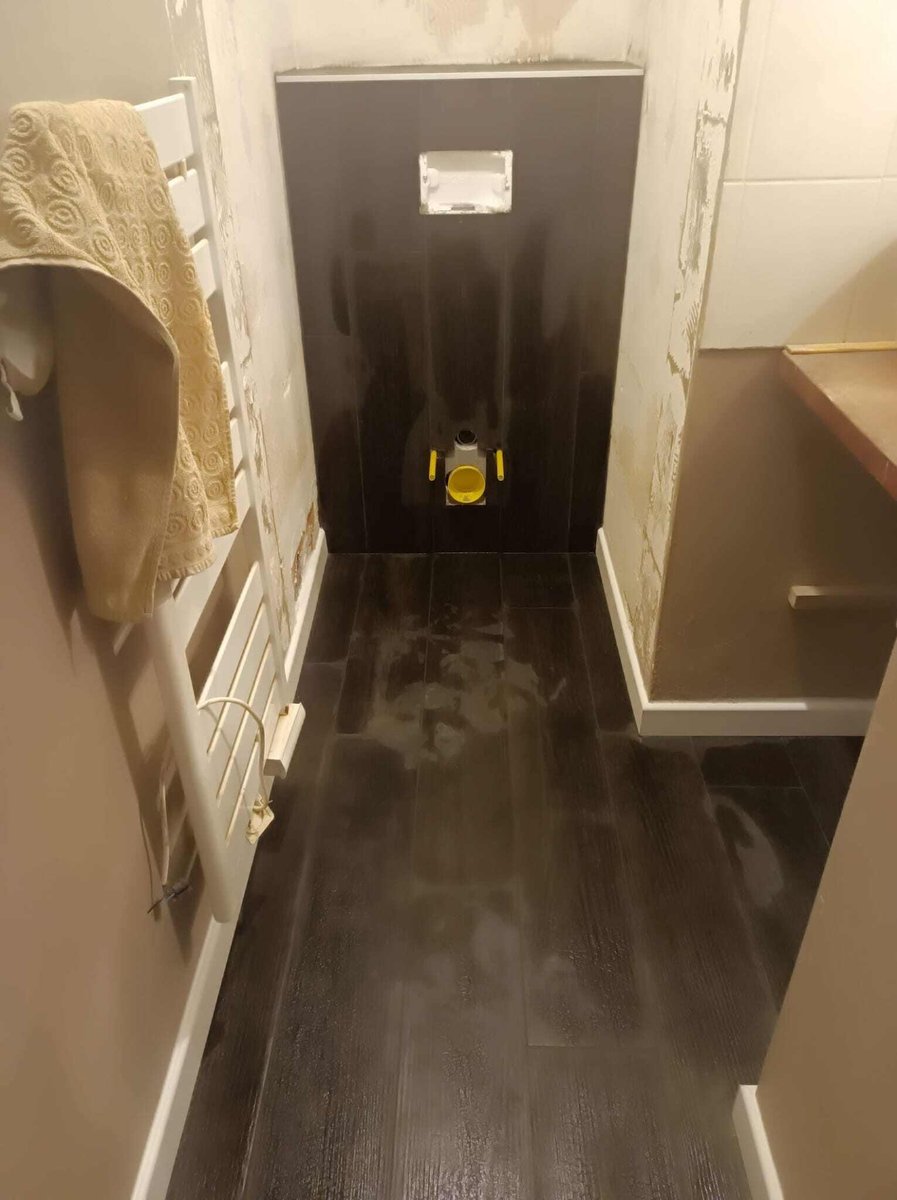 Exemple de rénovation WC avec pose sol, bâti WC et tablette, imitation parquet bois brûlé