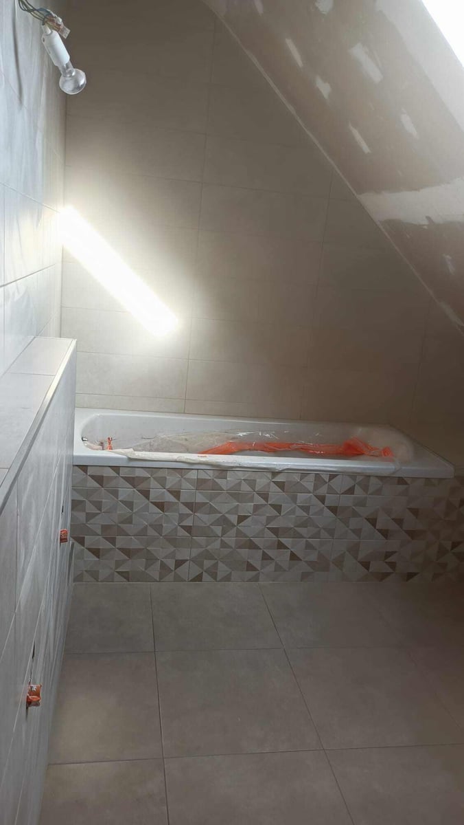 Exemple de rénovation de salle de bain avec pose sol et faïence, création support vasques, tablette baignoire, tablier