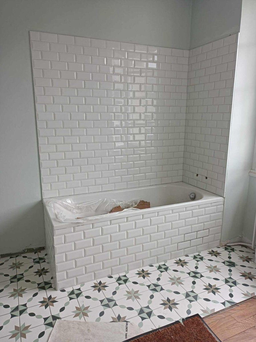 Exemple de rénovation de salle de bain, pose carreaux de ciment au sol et carreaux métro en faïence